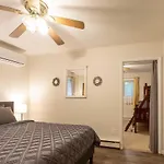 Cozy Poconos Ranch Home With Pool Access, Near Lake!