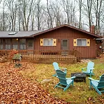 Cozy Poconos Ranch Home With Pool Access, Near Lake!