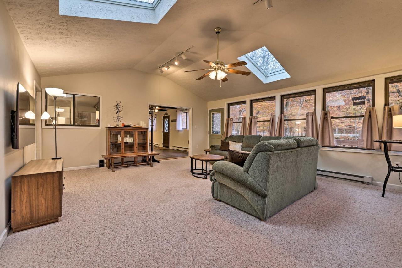 Cozy Poconos Ranch With Pool Access, Near Lake! Holiday home