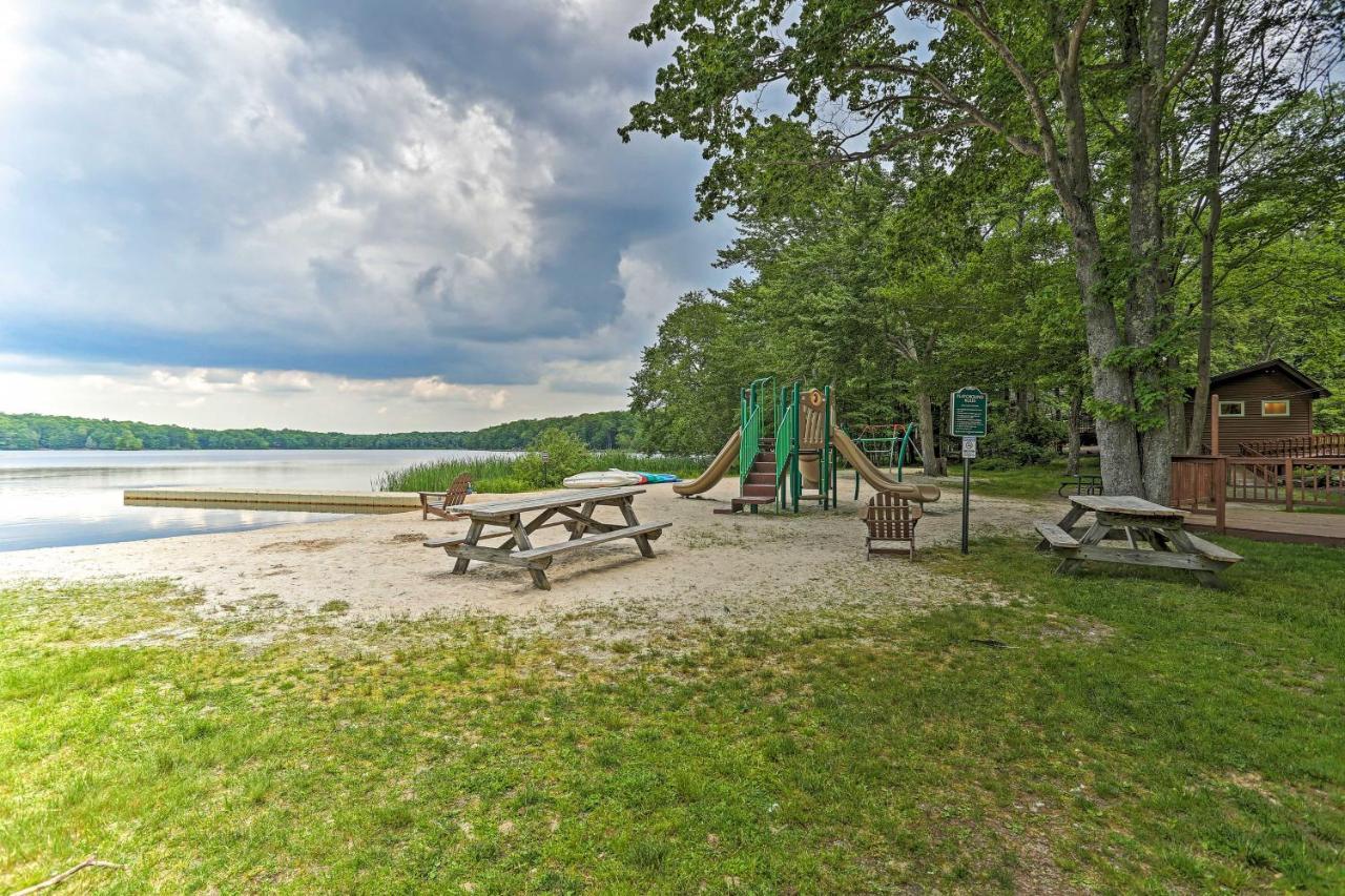 Cozy Poconos Ranch With Pool Access, Near Lake! Gouldsboro