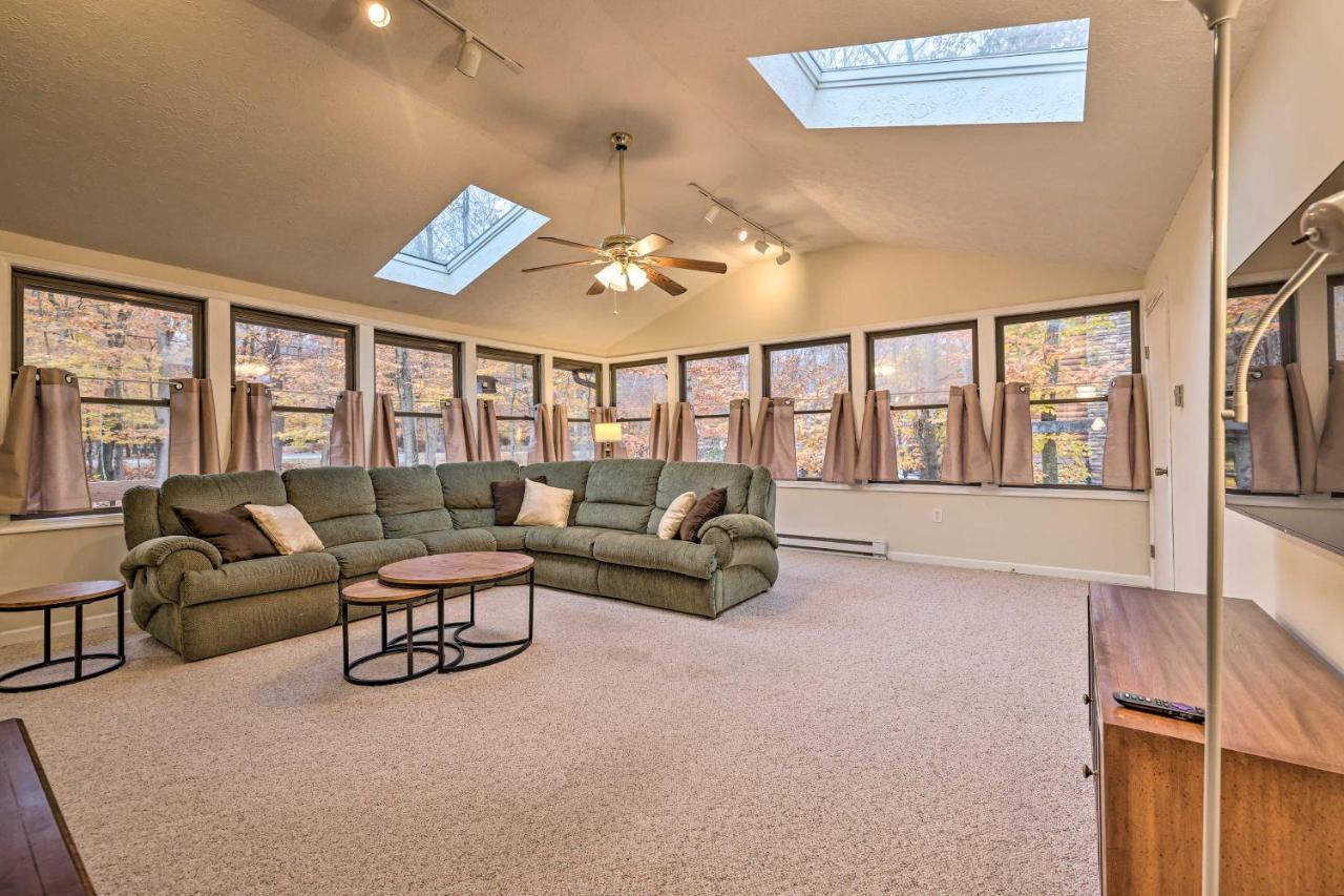 Cozy Poconos Ranch With Pool Access, Near Lake! Holiday home