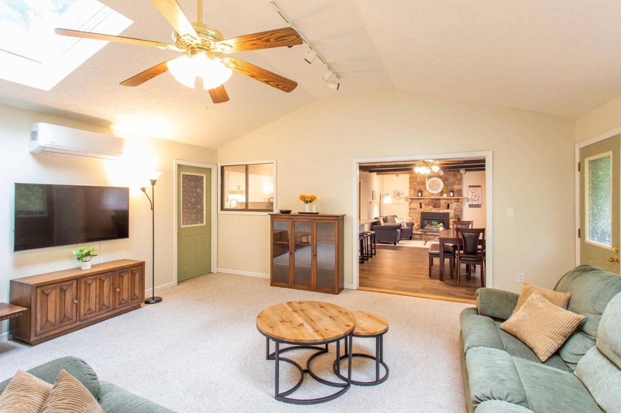 Holiday home Cozy Poconos Ranch With Pool Access, Near Lake! *