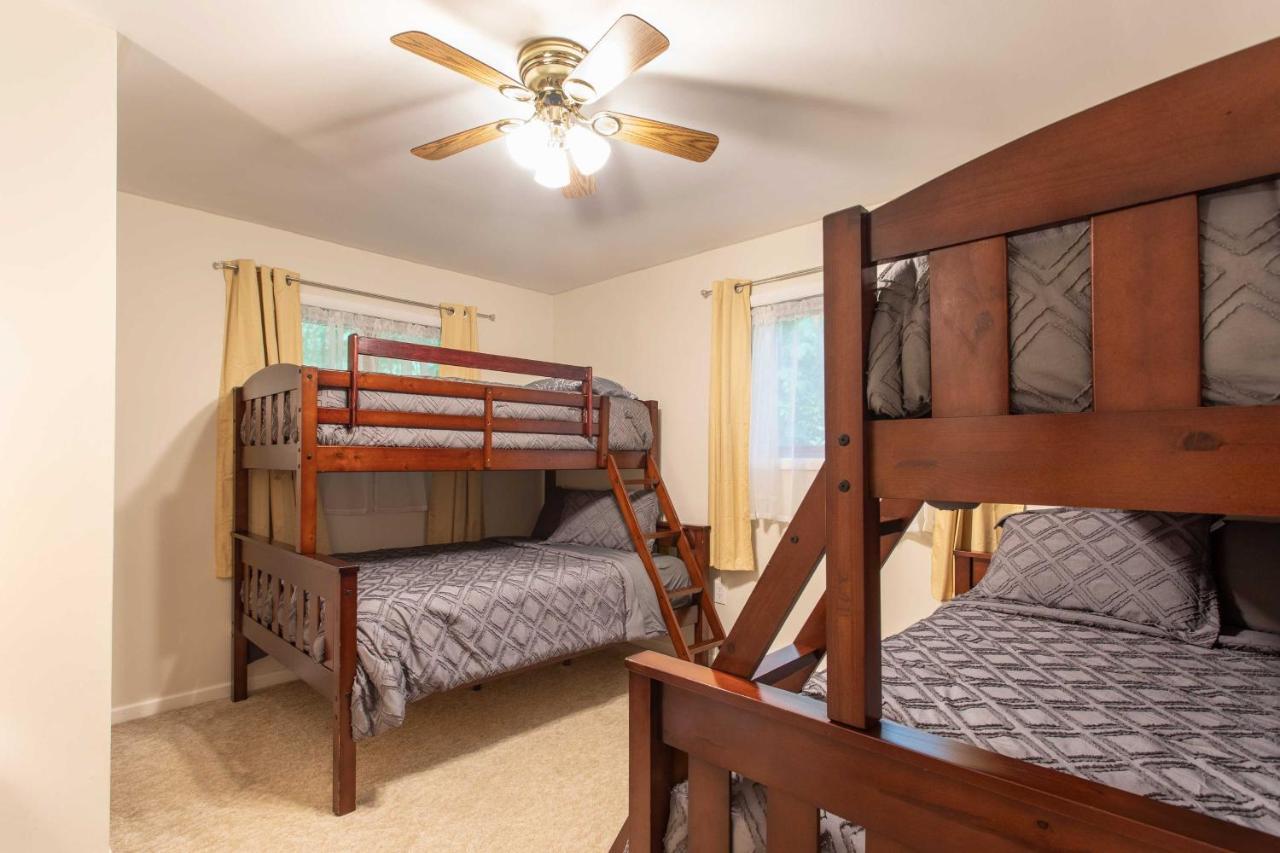 Cozy Poconos Ranch With Pool Access, Near Lake! *