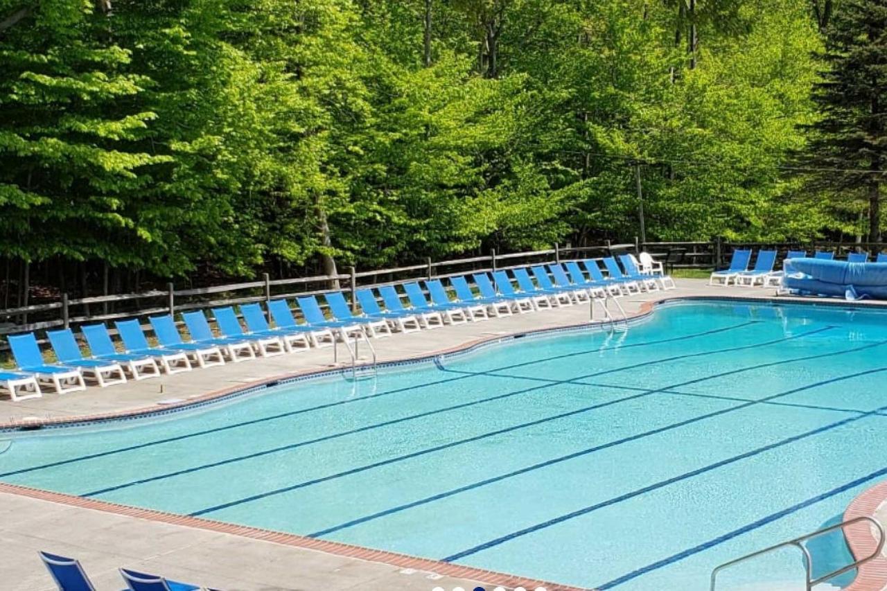 Cozy Poconos Ranch With Pool Access, Near Lake! Holiday home *